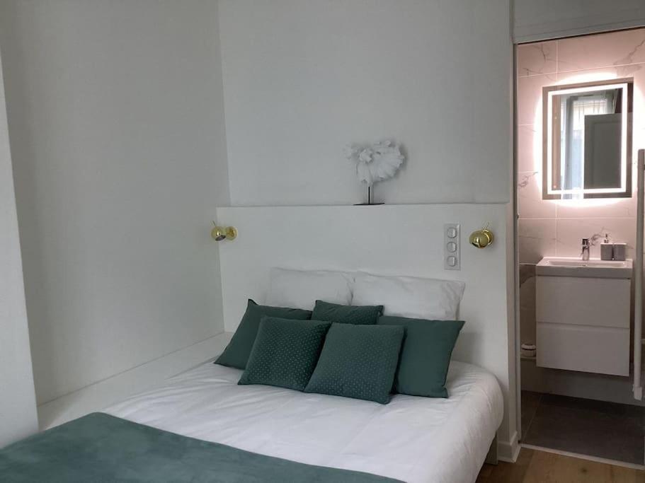Cocon Chic Parisien Niche Au Coeur De Montmartre Apartment *